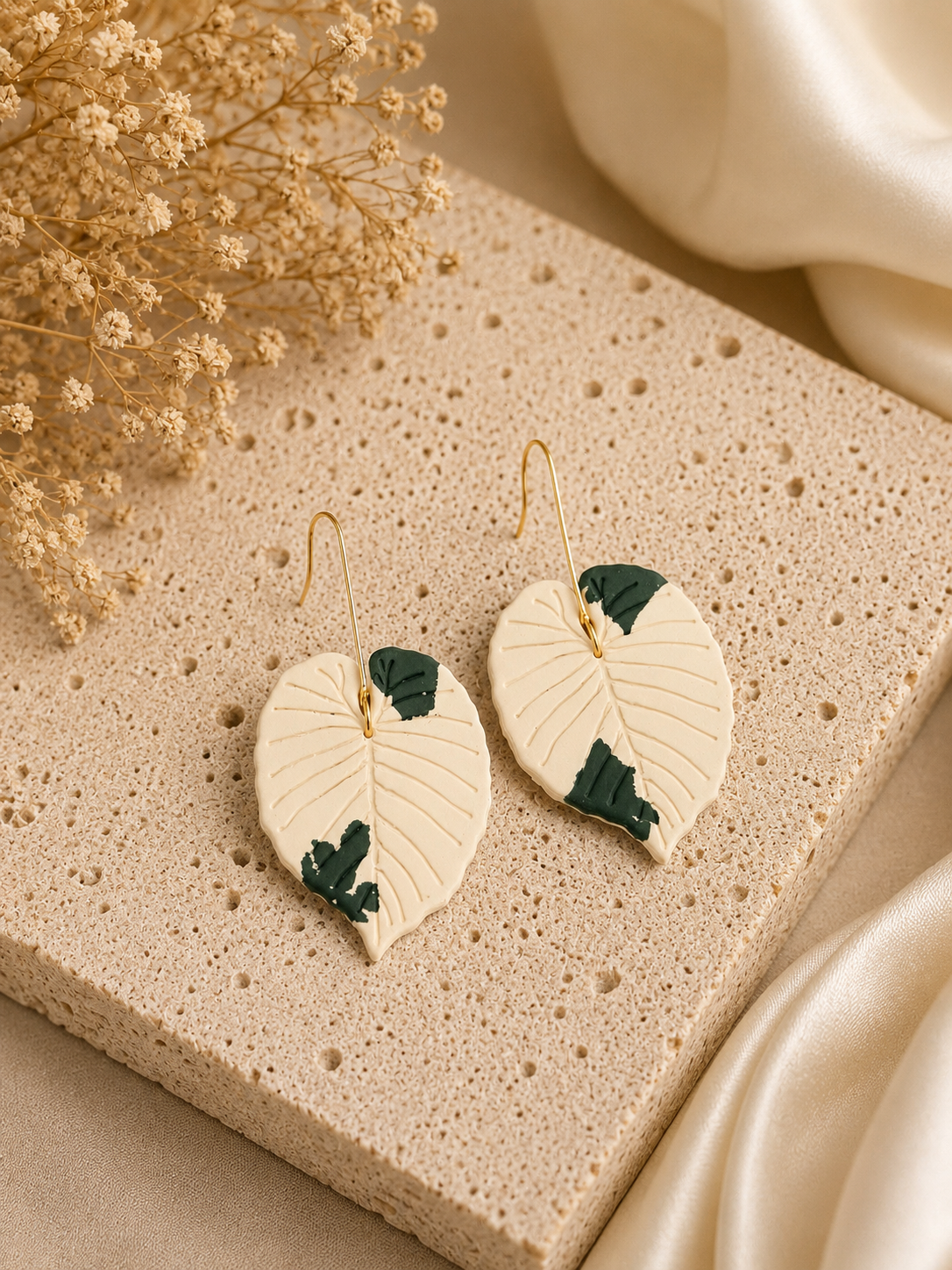 Alocasia "Regal Shields" Albo Earrings