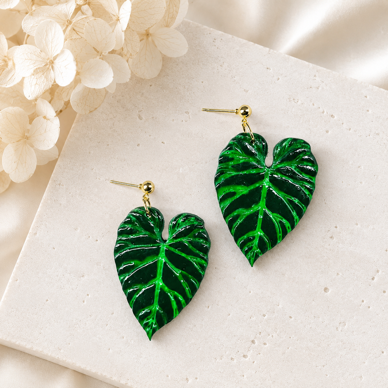 Philodendron Verrucosum Earrings (Glow in the Dark)